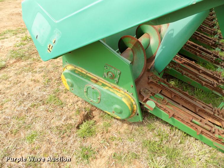 image for item DF4413 1994 John Deere 1293 corn head
