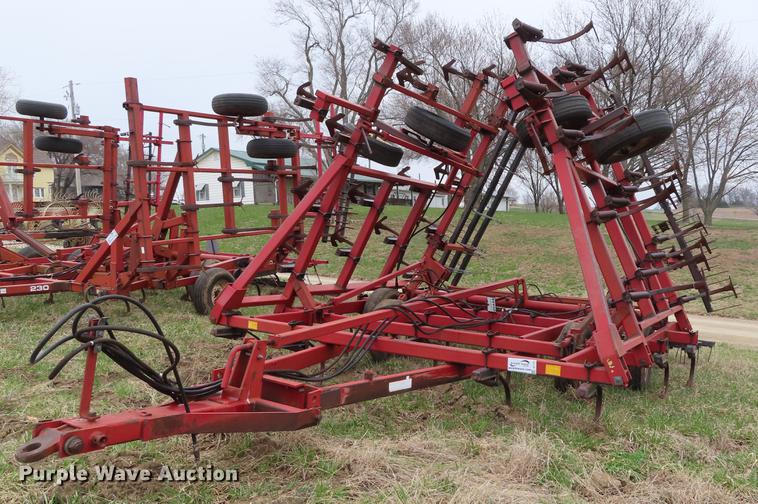 image for item DF7775 Case IH 4800 Vibrashank field cultivator
