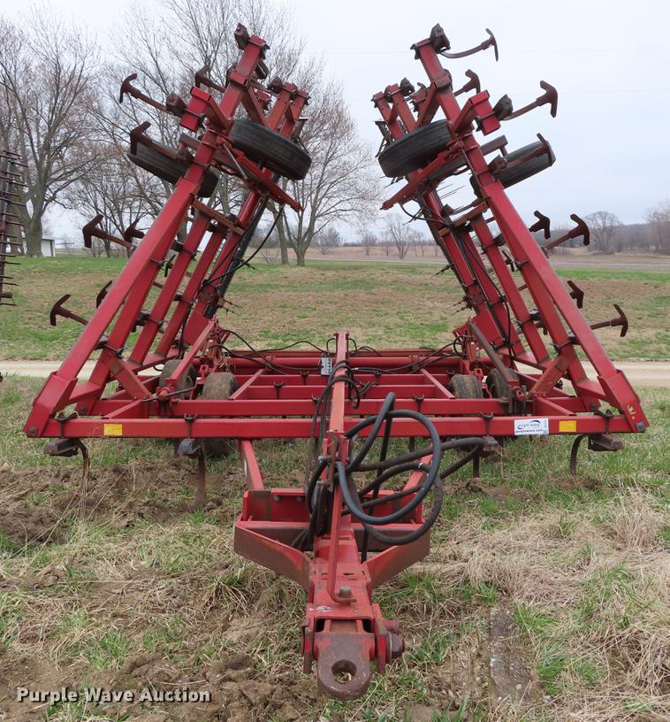 image for item DF7775 Case IH 4800 Vibrashank field cultivator