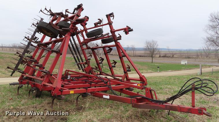image for item DF7775 Case IH 4800 Vibrashank field cultivator