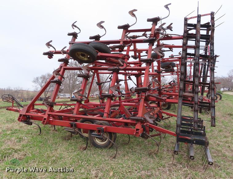 image for item DF7775 Case IH 4800 Vibrashank field cultivator