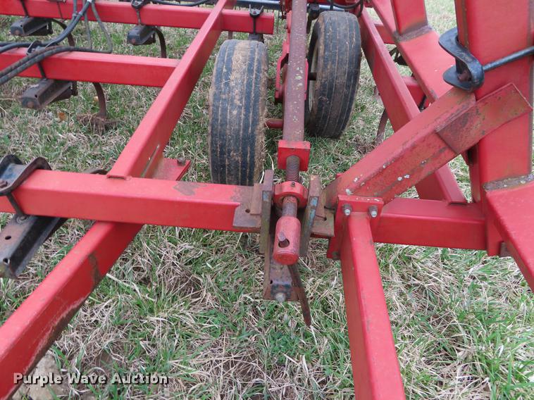 image for item DF7775 Case IH 4800 Vibrashank field cultivator