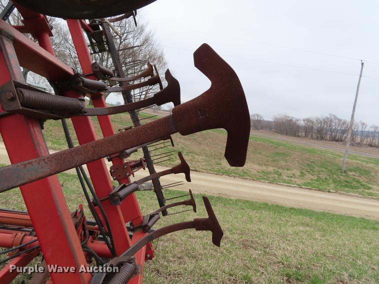 image for item DF7775 Case IH 4800 Vibrashank field cultivator