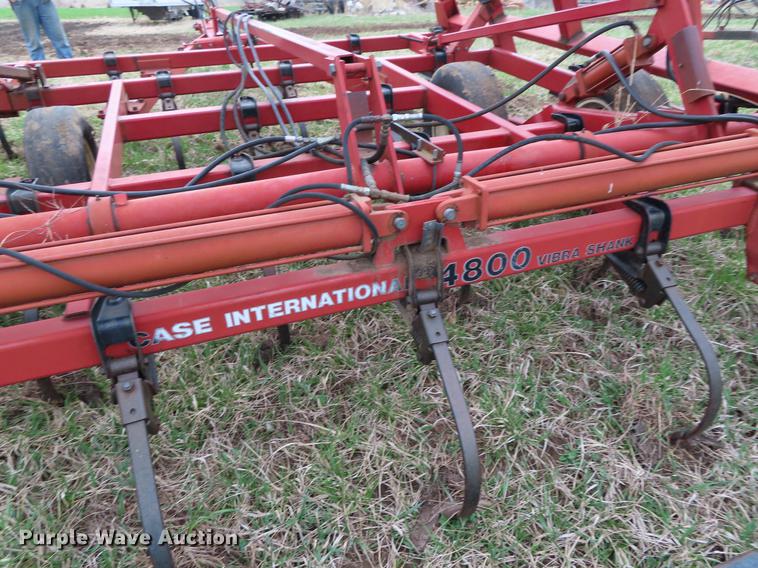 image for item DF7775 Case IH 4800 Vibrashank field cultivator