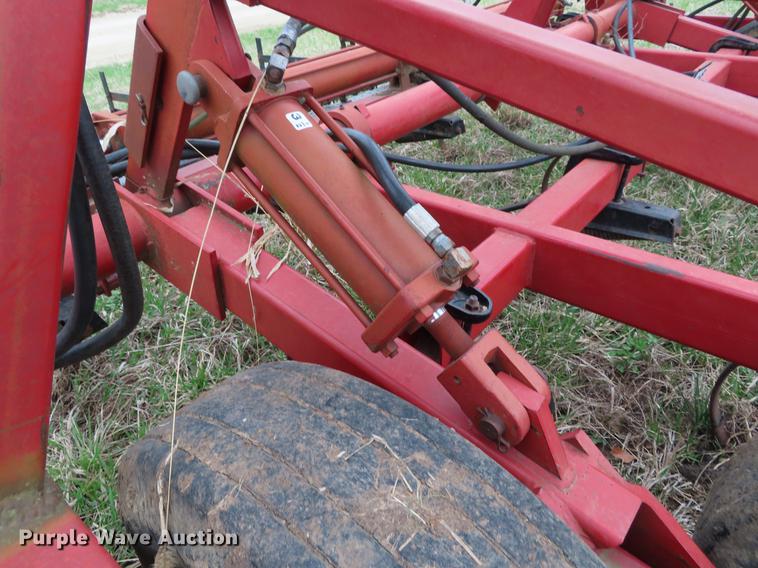 image for item DF7775 Case IH 4800 Vibrashank field cultivator