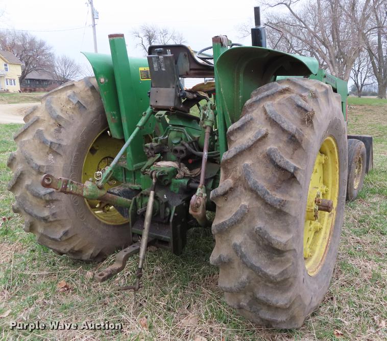 image for item DF7778 1977 John Deere 2840 tractor