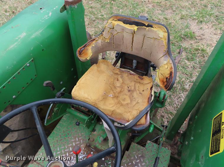 image for item DF7778 1977 John Deere 2840 tractor