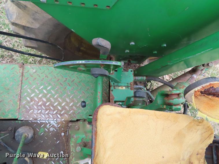 image for item DF7778 1977 John Deere 2840 tractor