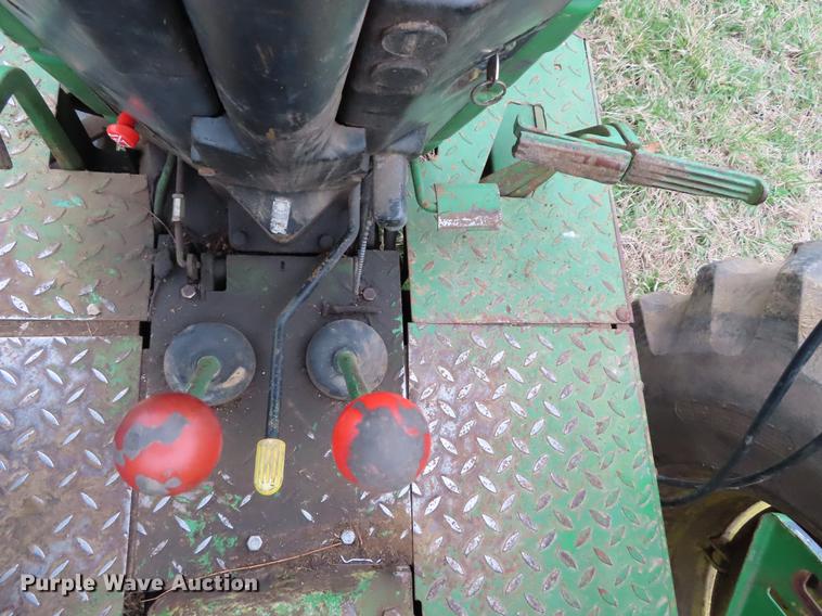 image for item DF7778 1977 John Deere 2840 tractor