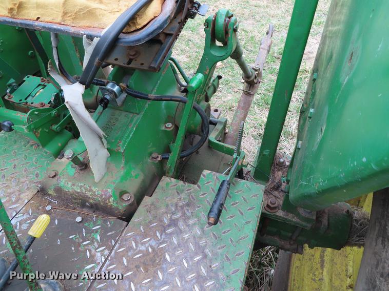 image for item DF7778 1977 John Deere 2840 tractor