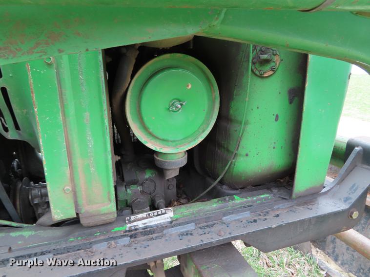 image for item DF7778 1977 John Deere 2840 tractor