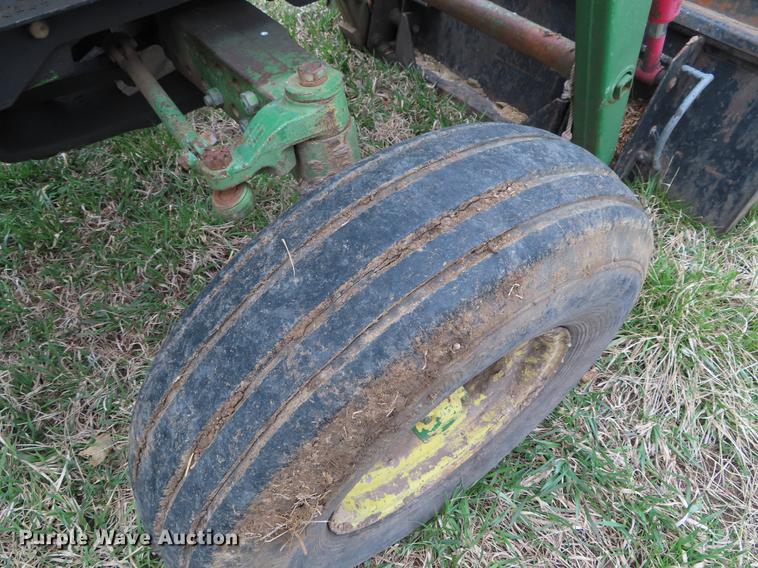 image for item DF7778 1977 John Deere 2840 tractor