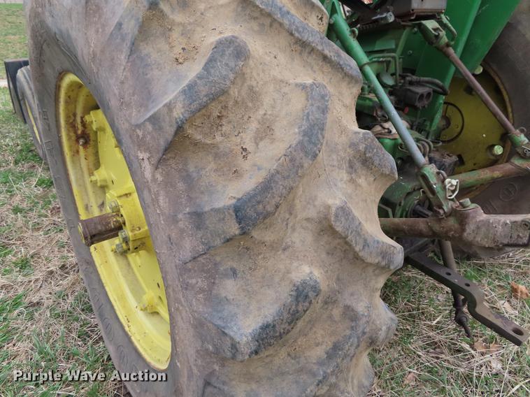 image for item DF7778 1977 John Deere 2840 tractor