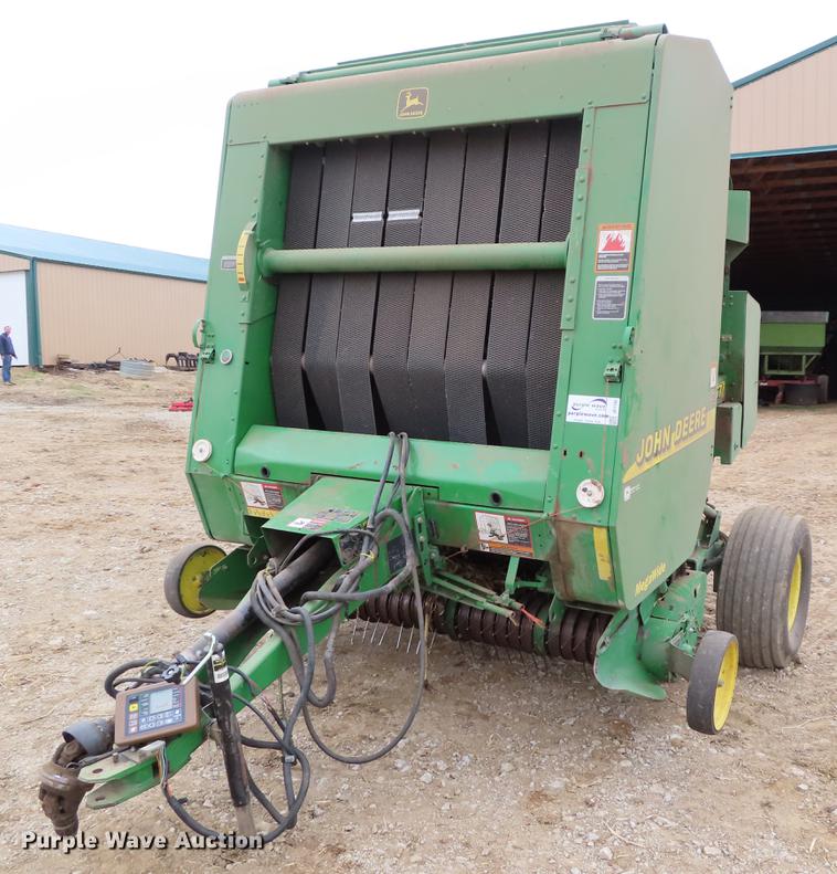 image for item DF7782 2001 John Deere 567 round baler