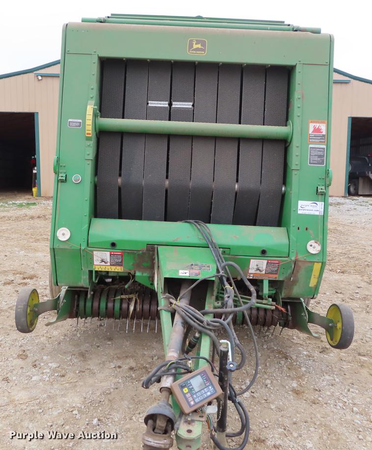 image for item DF7782 2001 John Deere 567 round baler