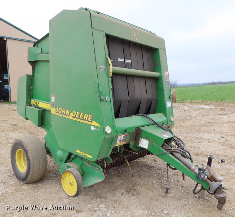 image for item DF7782 2001 John Deere 567 round baler