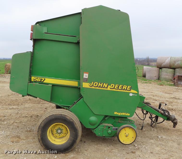 image for item DF7782 2001 John Deere 567 round baler