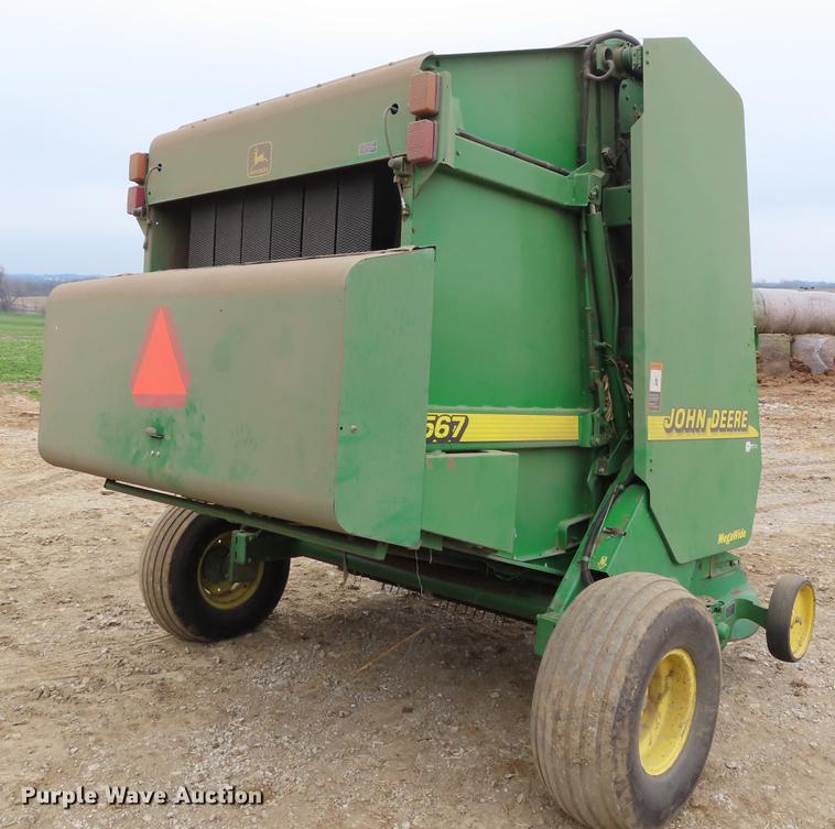 image for item DF7782 2001 John Deere 567 round baler