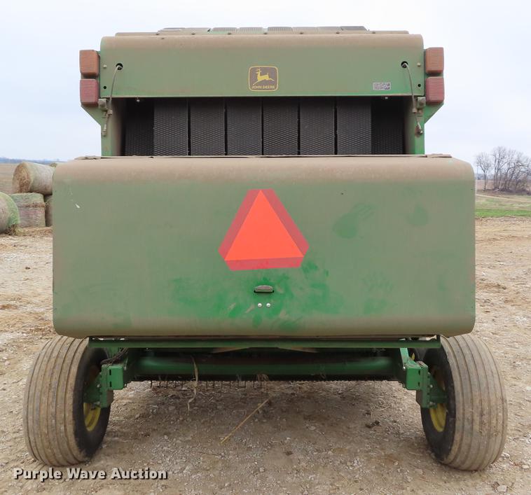 image for item DF7782 2001 John Deere 567 round baler