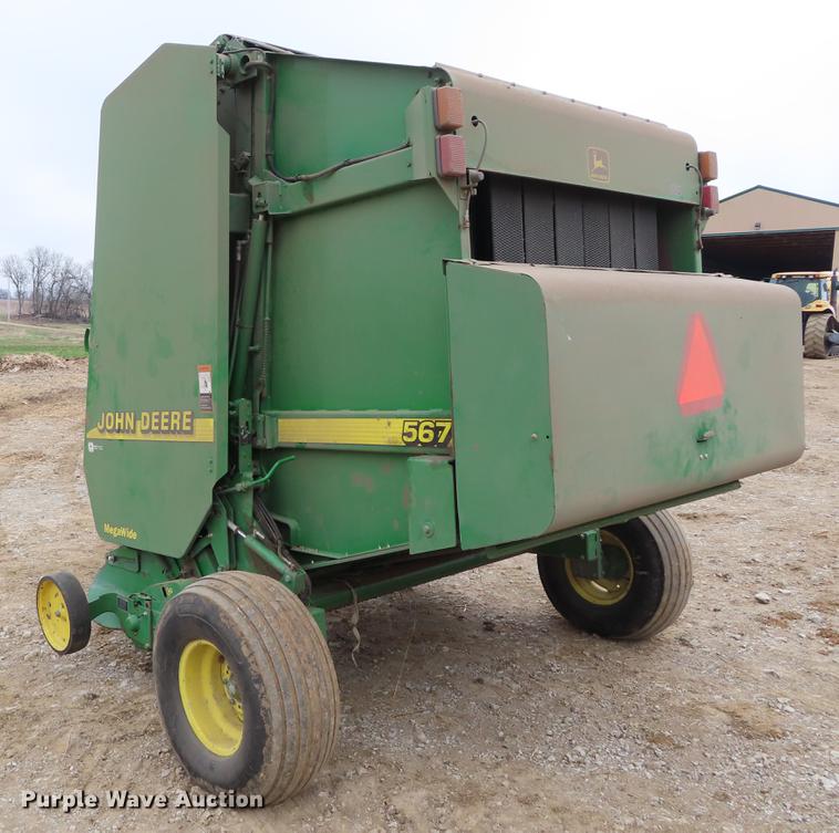 image for item DF7782 2001 John Deere 567 round baler