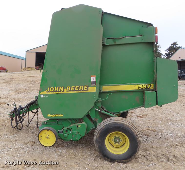 image for item DF7782 2001 John Deere 567 round baler