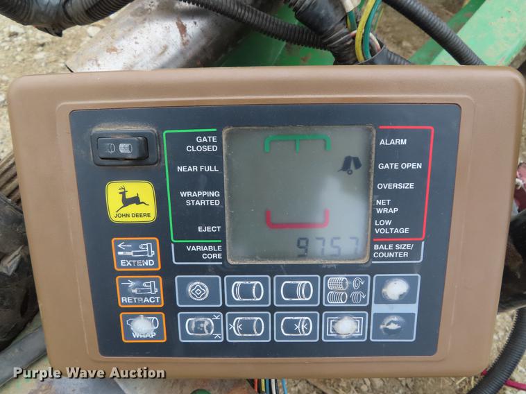 image for item DF7782 2001 John Deere 567 round baler