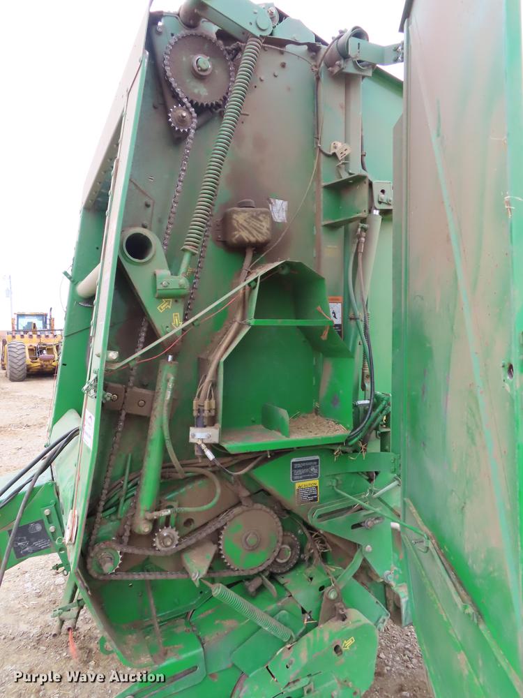 image for item DF7782 2001 John Deere 567 round baler