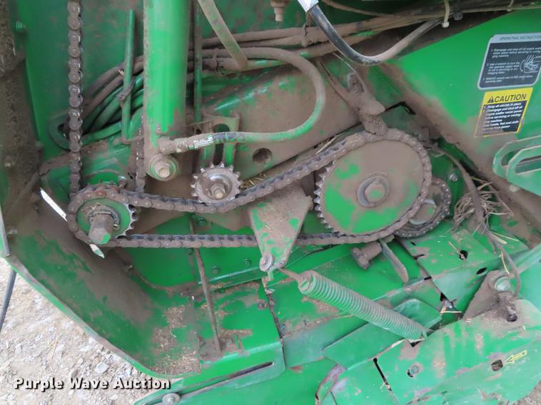 image for item DF7782 2001 John Deere 567 round baler