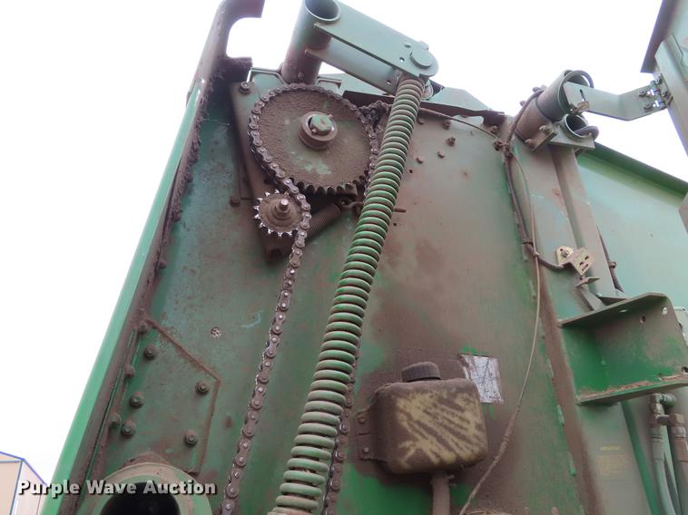 image for item DF7782 2001 John Deere 567 round baler