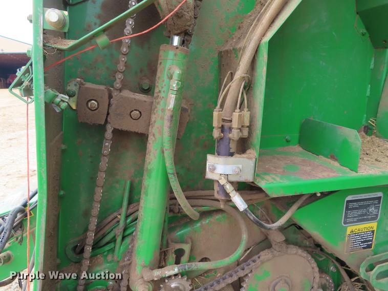 image for item DF7782 2001 John Deere 567 round baler