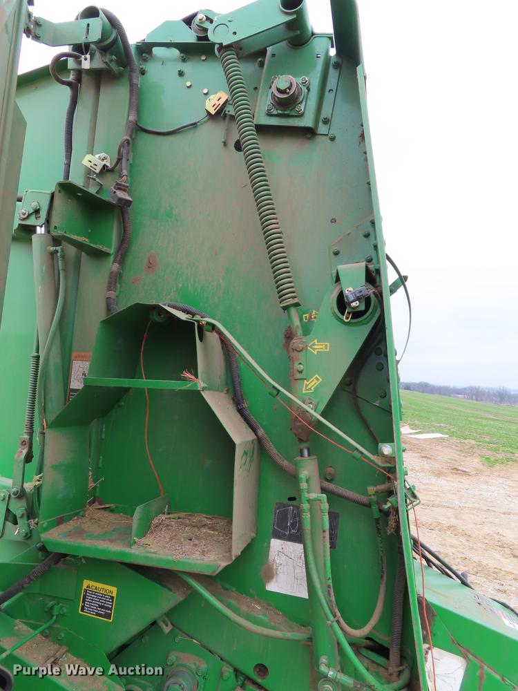 image for item DF7782 2001 John Deere 567 round baler