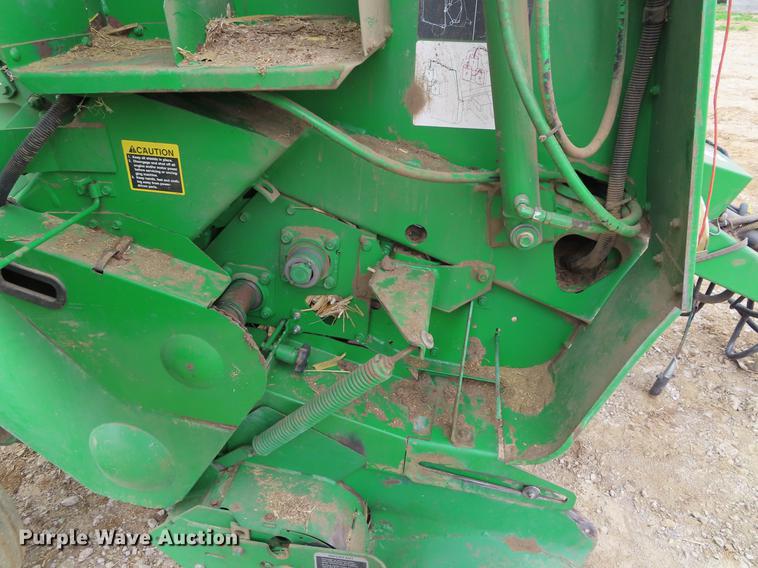 image for item DF7782 2001 John Deere 567 round baler