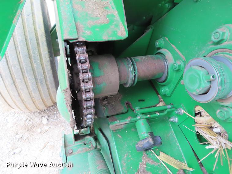 image for item DF7782 2001 John Deere 567 round baler