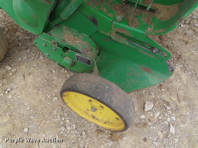 image for item DF7782 2001 John Deere 567 round baler