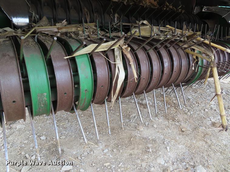 image for item DF7782 2001 John Deere 567 round baler