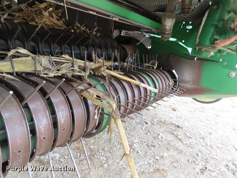 image for item DF7782 2001 John Deere 567 round baler