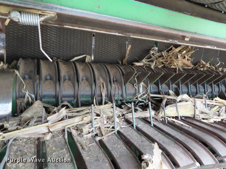 image for item DF7782 2001 John Deere 567 round baler