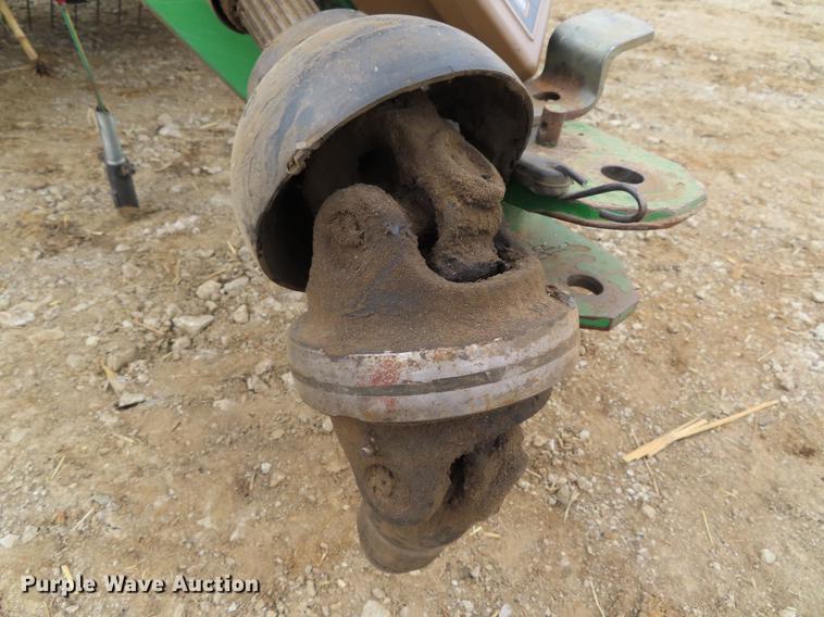 image for item DF7782 2001 John Deere 567 round baler