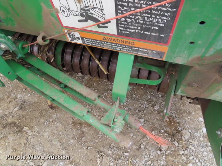 image for item DF7782 2001 John Deere 567 round baler