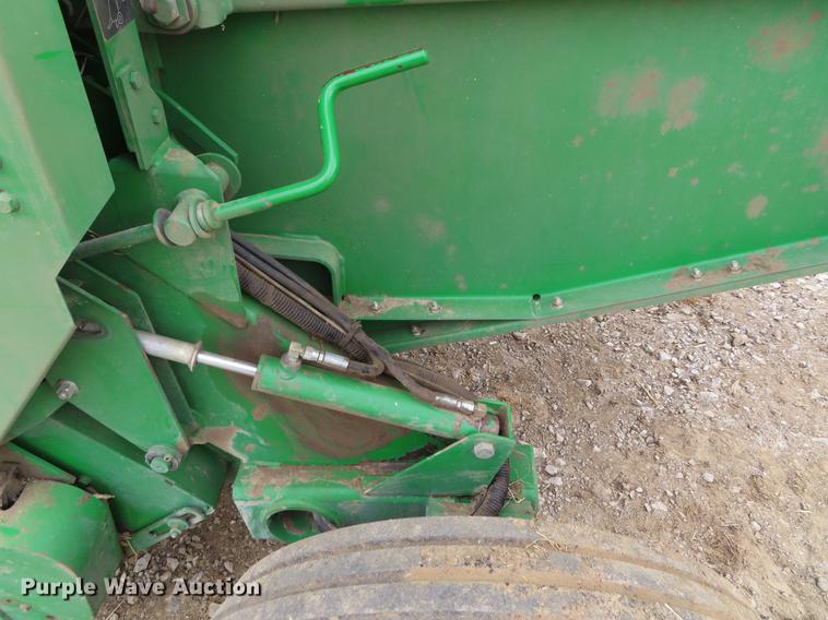 image for item DF7782 2001 John Deere 567 round baler