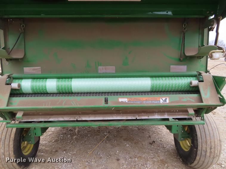 image for item DF7782 2001 John Deere 567 round baler