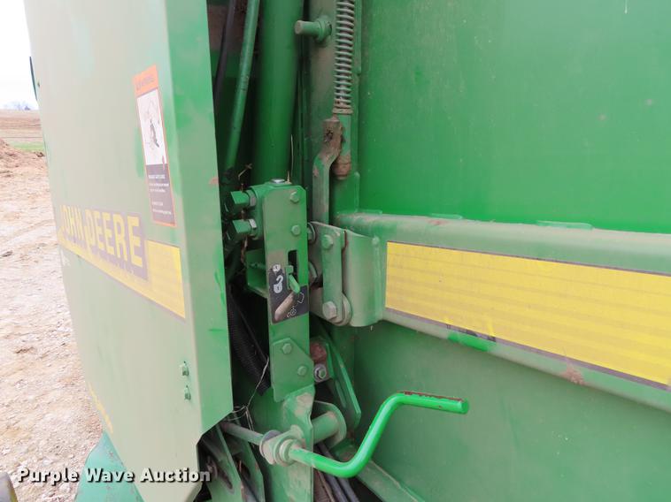 image for item DF7782 2001 John Deere 567 round baler