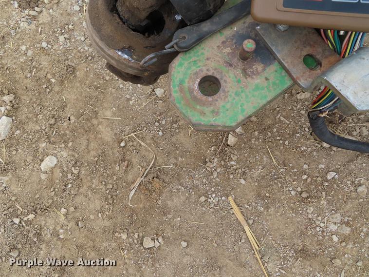 image for item DF7782 2001 John Deere 567 round baler