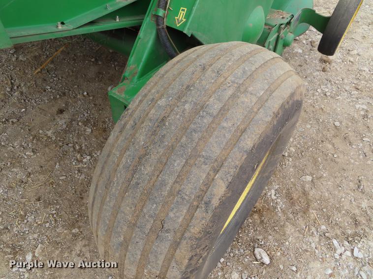 image for item DF7782 2001 John Deere 567 round baler