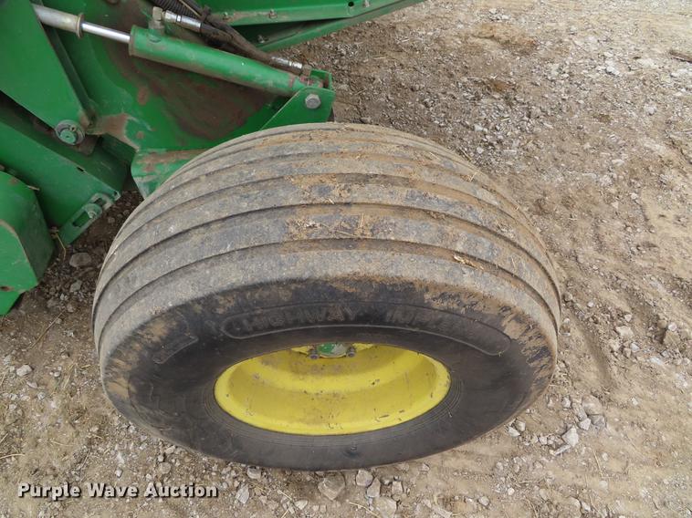 image for item DF7782 2001 John Deere 567 round baler