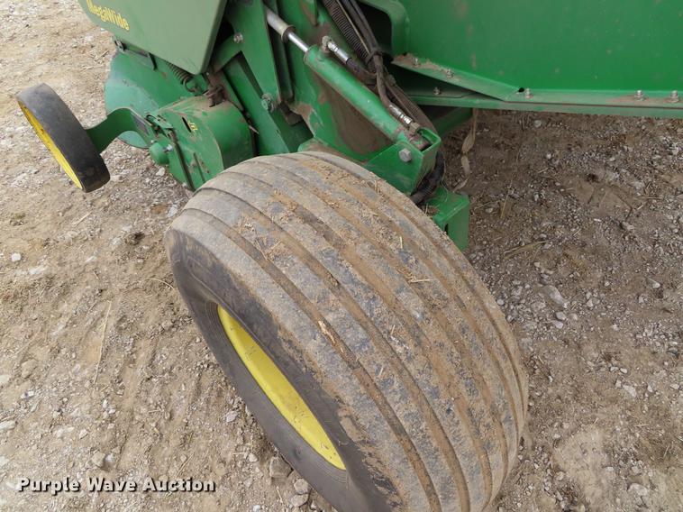 image for item DF7782 2001 John Deere 567 round baler