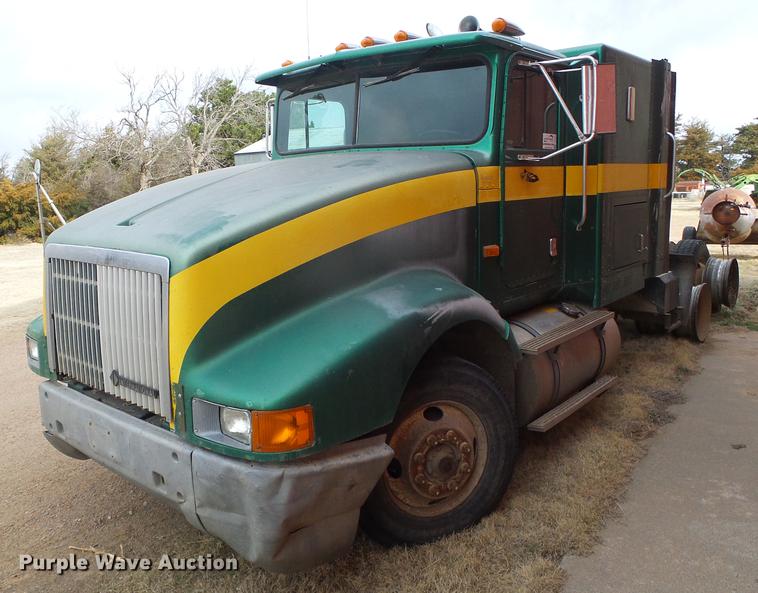 image for item DC5248 1992 International 9400 semi truck