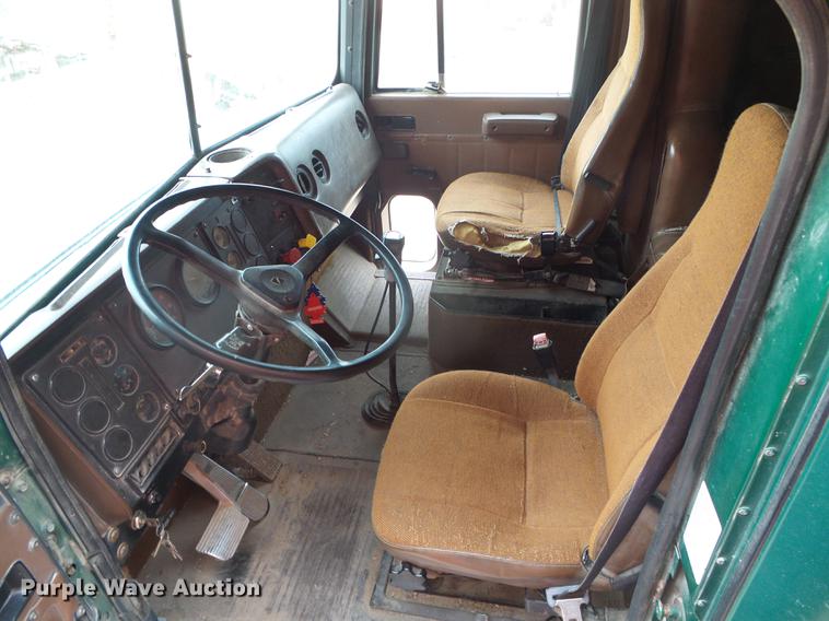 image for item DC5248 1992 International 9400 semi truck