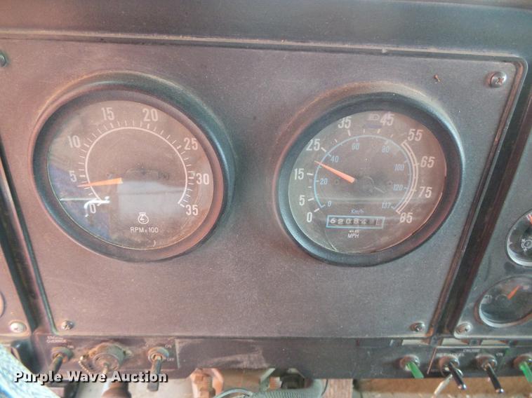 image for item DC5248 1992 International 9400 semi truck