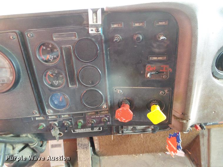 image for item DC5248 1992 International 9400 semi truck